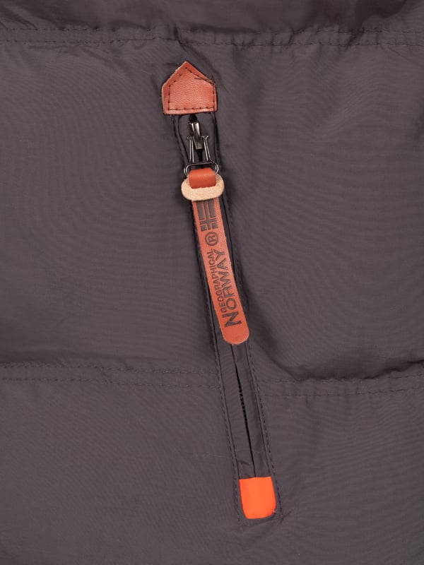 Entdecke die ultimative Wärme mit der GEOGRAPHICAL NORWAY HERREN WINTERJACKE H-358! Technische Brillanz für winterliche Abenteuer  Diese Winterjacke ist nicht nur ein Style-Statement, sondern auch eine technische Meisterleistung. Das Obermaterial aus 100% Polyamid bietet die perfekte Balance zwischen Wärme und Atmungsaktivität, sodass du dich bei allen winterlichen Aktivitäten wohl fühlst. Egal, ob du auf dem Weg zur Arbeit bist oder auf dem Gipfel eines Berges stehst, diese Jacke hält dich warm und trocken.  Unübertroffener Komfort und Vielseitigkeit  Die GEOGRAPHICAL NORWAY HERREN WINTERJACKE H-358 wurde entworfen, um dich durch den Winter zu begleiten - und das in Stil. Mit einer Kapuze, die dich vor Wind und Wetter schützt, und einer Vielzahl von Größen von S bis 7XL bietet diese Jacke einen unübertroffenen Komfort und eine Passform für jeden. Egal, ob du ein Abenteurer bist oder einfach nur warm bleiben möchtest, diese Jacke wird deine Bedürfnisse erfüllen.  Stilvoll durch den Winter  Warum sollte Wärme auf Kosten des Stils gehen? Mit ihrem modernen Design und ihrer hochwertigen Verarbeitung ist die GEOGRAPHICAL NORWAY HERREN WINTERJACKE H-358 die perfekte Kombination aus Funktionalität und Mode. Egal, ob du sie zu deiner Lieblingsjeans oder zu formellen Anlässen trägst, diese Jacke wird sicherlich alle Blicke auf sich ziehen