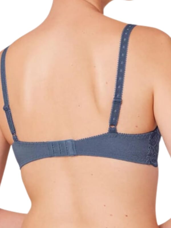 Triumph Amourette 300 High Apex Bra. With semi-transparent cups, lightweight wiring and adjustable closure. The product is hand-wash only.