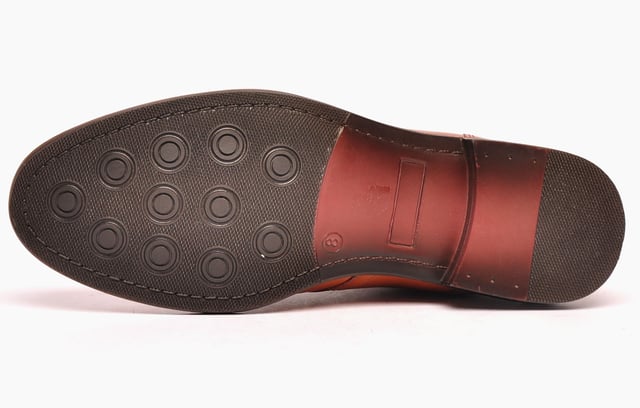 The Farleton leather chukka boot from Catesby England features an extremely cushioned inner sole and are crafted from a high-quality leather upper, effortlessly taking you from day to night with an all-round design that is perfect for formal or casual wear. Featuring a smooth finish, accompanied by a slim durable outsole, making these vintage chukka boots a perfect addition to any footwear collection. 
 - Premium leather upper 
 - Lace up fastening 
 - Comfort insole 
 - Soft leather / textile inner 
 - Durable rubber outsole 
 - Catesby England branding throughout