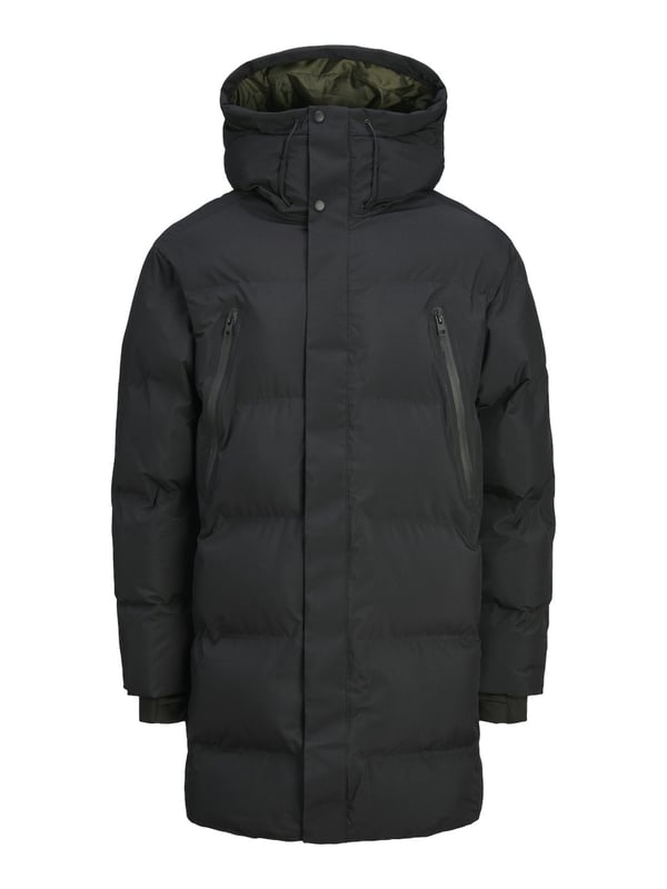 Deze lange gewatteerde herenjas is de ideale metgezel voor frisse dagen. De hoogsluitende capuchon met trekkoord biedt optimale bescherming tegen de wind, terwijl de ritssluiting en de stormflap met drukknopen betrouwbare bescherming tegen de kou bieden. De binnenmanchetten houden de warmte binnen en zorgen voor een comfortabele pasvorm. De ritszakken bieden veilige opbergruimte voor je benodigdheden. Dit warm gevoerde en winddichte jack is perfect voor wisselvallig weer. Het strakke ontwerp combineert functionaliteit met moderne stijl. Hij is gemaakt van hoogwaardige materialen en belooft langdurig comfort. Of je hem nu draagt voor alledaags gebruik of voor buitenactiviteiten, deze jas houdt je altijd warm en betrouwbaar beschermd. Een must-have voor stijlbewuste mannen die niet willen inleveren op comfort.
