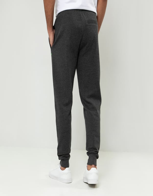 A must have addition to your wardrobe, these joggers from Threadbare have a ribbed elasticated waistband with a drawstring and feature side pockets and elasticated cuffs for that tapered look. Cut in a regular fit, these joggers are built for comfort without compromising on style.The cotton blend fabric ensures a really comfortable feel. Add a hoody and a padded gilet and team with trainers for effortless style that's clean and casual. Other colours and matching items available.