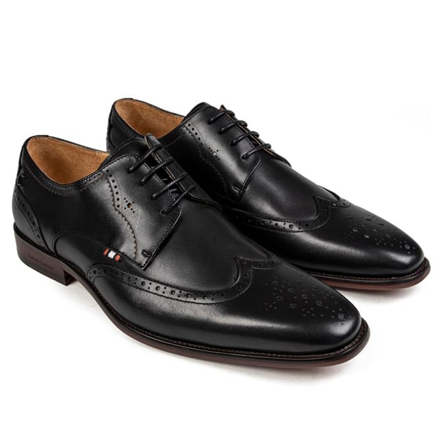 Zapatos brogue negros con cordones Simon Carter Beagle para hombre con parte superior de cuero con punta de ala clásica cosida a mano y detalle de perforado. Estos zapatos formales tienen una lengüeta tejida a rayas en el empeine. Forro de piel y calcetín estampado. y suela sintética grabada en marrón oscuro.