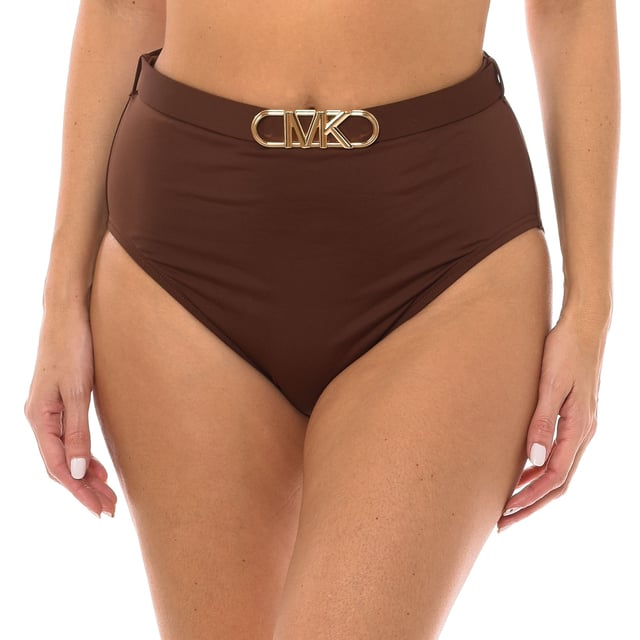 Una silueta retro que realzará tu figura, recibe un detalle de diseñador en la parte superior del bikini de cintura alta de Michael Kors ya que presenta una cintura con cinturón con logo imperio.

Braguita de bikini.
Braguita de pierna alta.
Detalle del cinturón con el logo de la marca.
Cinturón no regulable.
Totalmente forrado.
Costuras vistas a tono.
 Composición: Exterior: 85% Poliamida, 15% Elastano; Forro: 92% Poliéster, 8% Elastano.; Copas: 100% Poliuretano.
 Cuidados:
Lavar a mano con agua fría.
Utilizar jabón neutro.
No utilizar lejía.
Aclarar sin retorcer.
No planchar.