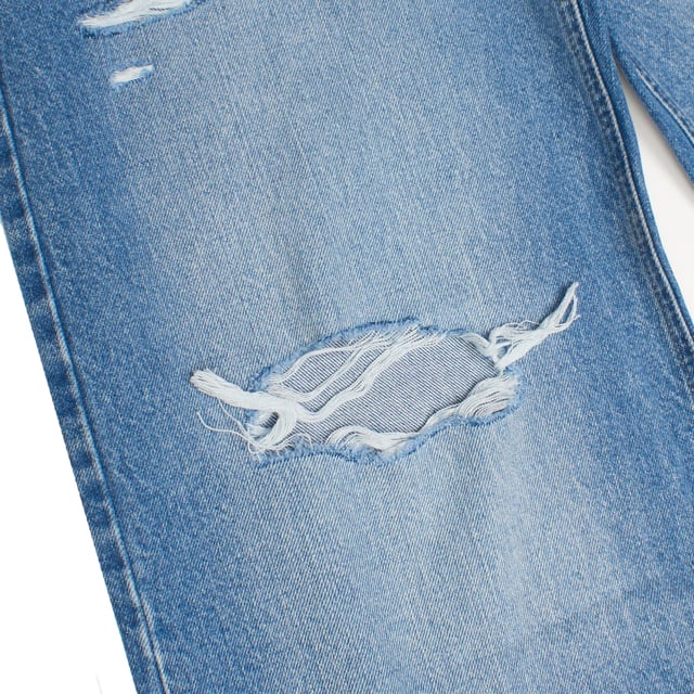 Estos jeans de tipo wide leg y tiro medio presentan un estilo desenfadado y moderno con detalles desgastados y rasgados en la parte frontal, que añaden un toque rebelde y casual al diseño. 

Su corte amplio desde la cadera hasta el tobillo garantiza comodidad y libertad de movimiento, mientras que el clásico diseño de cinco bolsillos mantiene la funcionalidad tradicional de los vaqueros. 

Perfectos para quienes buscan un look juvenil, relajado y lleno de personalidad, estos jeans combinan comodidad y estilo de manera equilibrada.
 Composición: 100% Algodón
 Cuidados:
- Lavar a máquina con agua fría.
- Utilizar colores similares en el lavado.
- Evitar el uso de blanqueadores.
- Secar a baja temperatura en secadora.
- Planchar a baja temperatura.
- No lavar en seco.