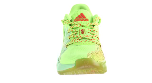 Adidas D.O.N Número 2 entrenadores de hombres verde GCA Tomando sus señales de los instintos sobrehumanos de Donovan Mitchell, el D.O.N. El problema #2 Spida Sense es un espectáculo para ser visto. Estos zapatos exclusivos del baloncesto de Adidas tienen Pops rojos de neón a lo largo de la parte superior verde lima. Una suela externa de brillo translúcido presenta una silueta "radiactiva" que casi parece parpadear cuando siente una amenaza inminente en la cancha. Su sentido de Spida debe estar hormigueando.