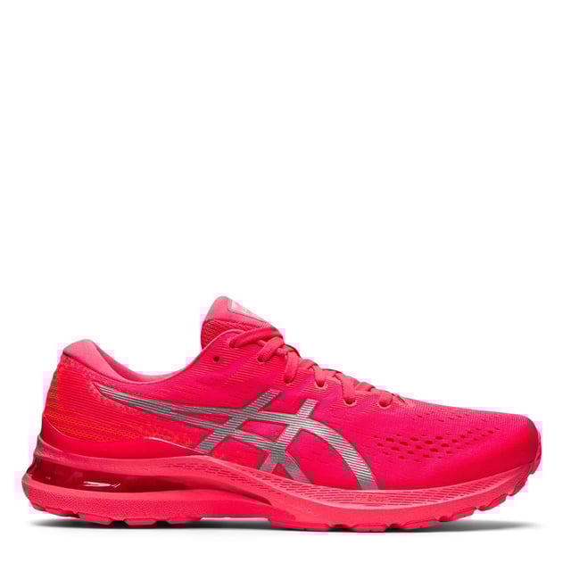 Asics GEL-Kayano 28 Lite-Show Zapatillas de Correr para Hombre - Ilumina tu carrera con las Zapatillas de Correr GEL-Kayano 28 Lite Show de Asics. Estos corredores neutros se benefician de estar confeccionados con espuma FF Blast y tecnología GEL, lo que ofrece una excelente amortiguación, respuesta y absorción de impactos. La parte superior de malla técnica mejora la transpirabilidad para mantener tus pies frescos y cómodos, mientras que la suela AHARPLUS proporciona tracción duradera y la tecnología Dynamic Duomax ayuda a reducir la pronación. Las Gel Kayano 28 también cuentan con la tecnología 3D Space Construction que mejora la compresión al impacto del pie, mientras que la plantilla OrthoLite X-55 proporciona aún más comodidad directamente en la planta del pie y la tecnología TRUSSTIC ayuda a mejorar la estabilidad. La versión Lite-Show ofrece detalles reflectantes en toda la zapatilla y se completa con cierre de cordones, un collarín acolchado para el tobillo y un diseño de color audaz con la clásica marca Asics en el lateral. Parte superior sintética y textil con forro sintético y suela sintética.