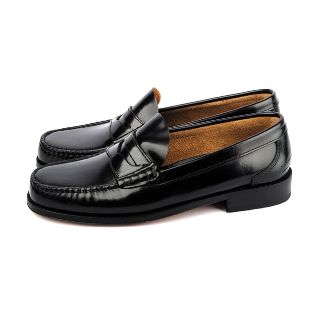 Unsere Loafer unterscheiden sich immer vom Rest der Konkurrenz ... und dieses Mal erreichen wir das auf zwei Arten. Erstens ist der Sotoalto Royal Flex handgenäht und sein Boden ist aus Leder, aber wir verwenden ein flexibles Leder, etwas, das kaum
