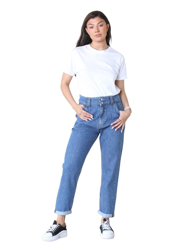 MYT Womens Boyfriend Jeans zorgen voor een perfecte pasvorm voor mensen met een rond figuur. - High Waisted met plooien aan de voorkant en Gemaakt van denim van hoge kwaliteit, deze jeans is ontworpen om veelvuldig dragen en thee te weerstaan. - - . Relaxed Fit Tapered Legs Met een klassiek boyfriend jeans silhouet kan deze jeans zowel omhoog als omlaag gekleed worden voor verschillende gelegenheden. - - .  Deze jeans is baggy aan de bovenkant met brede taille en taps toelopend op de benen. - - . Over het algemeen in goede staat, er zitten wat losse draadjes aan de randen van de knoopsgaten. - - .   Maat 10 is 28 inch in de taille. - - . . . - - .   Maat 12 is 30 inch in de taille. - - . . . - - .   Maat 14 is 32 inch in de taille. - - . . . - - .   Maat 16 is 34 inch in de taille. - - . . . - - .   Maat 18 is 36 inch in de taille. - - . . . - - .   Maat 20 is 38 inch in de taille. - - . . - - . Maat 22 is 40 inch in de taille. - - . . . - - . Maat 24 is 42 inch in de taille. - - . . . - - .
