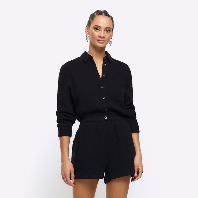 High waisted, Side slip pockets, Elasticated waist, Button fastening, Inside leg length: 7cm