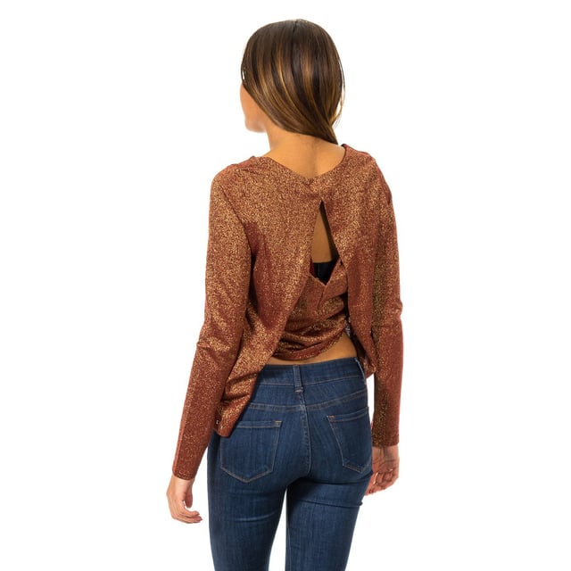 Jersey manga larga.
Color Burdeos-brillante dorado
Cuello redondo. 
Aplicación metálica personalizada por la marca, en el lateral inferior frontal. 
Cinturilla con aplicación de brillantes de Strass. 
Forro interior en color burdeos. 
Obertura trasera en forma de rombo en el frontal. 
Costuras vistas a tono.
 
Composición:  100% Viscosa

- Lavar máximo a 40ºC.
- Planchar a media temperatura, máx. 110ºC.
- Permite usar secadora.
- No usar lejía.
- No admite el  lavado en seco.