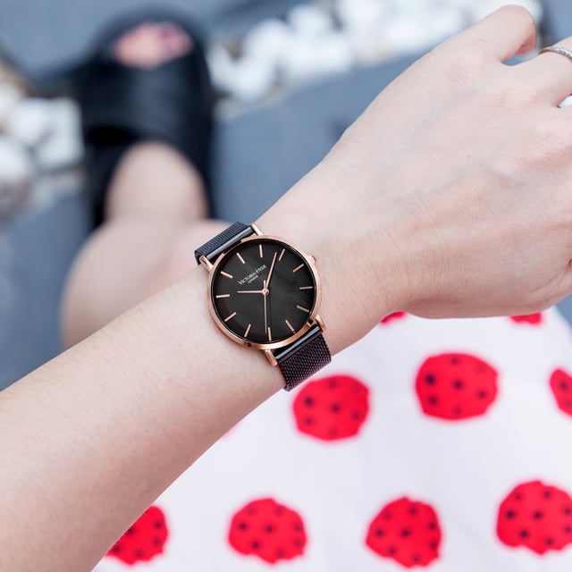 Die Uhr Seven Sisters black rose gold von Victoria Hyde London ist eine klassische Unisex-Uhr mit einem zeitlosen Design. Das roségoldfarbene Gehäuse ist die perfekte Ergänzung zum schwarzen Uhrenarmband und dem minimalistischen schwarzen Zifferblatt. Optimal kombinierbar mit jedem Outfit, ist diese Uhr der perfekte Begleiter für Tag und Nacht und somit ein echtes Must-Have für alle Uhrenträgerinnen.
Uhrwerk：Miyota 2035
Glas：Mineralglas
Material Uhrenarmband：Edelstahlgewebeband
Material Zifferblatt: Perlmutt
Gehäuse-Durchmesser： 33mm
Gehäusedicke：7.6mm
Wasserdicht：3 atm
Armband Länge：200mm
Breite des Uhrenarmbands: 16 mm