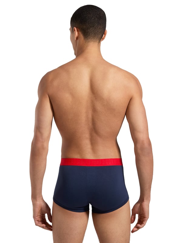 Erleben Sie ultimativen Komfort mit diesem exklusiven Dreier-Pack Herren-Boxershorts. Der reguläre Schnitt dieser Unterwäsche garantiert eine ideale Passform und sorgt dafür, dass Sie sich den ganzen Tag lang wohlfühlen. Das Geheimnis liegt in dem hochwertigen Stretchmaterial, das nicht nur weich auf der Haut liegt, sondern auch optimale Bewegungsfreiheit bietet.  Der elastische Bund ist nicht nur funktional, sondern auch stilvoll in Kontrastfarben gehalten und rundum mit dem gewebten Label-Schriftzug verziert. Dieses subtile Detail verleiht dem Design einen Hauch von Raffinesse und zeigt, dass Sie Wert auf Qualität und Stil legen.  Erhältlich im praktischen Dreierpack mit verschiedenen Farben, ist diese Unterwäsche mehr als nur ein alltägliches Essential; sie ist Ausdruck Ihres individuellen Stils und Ihrer Persönlichkeit.