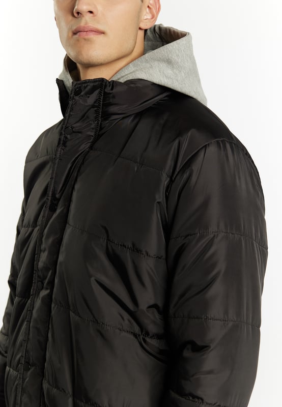 Leicht, wattiert und mit einem soften Schimmer versehen, präsentiert Mo diese gesteppte Blousonjacke für die kommende Herbst-Winter-Saison. Der hohe Stehkragen schützt dabei ebenso wie der verdeckte Reißverschluss mit Druckknopfleiste. Die elastischen Bündchen sorgen für eine ideale Passform und setzten abschließende Akzente.  Jacket