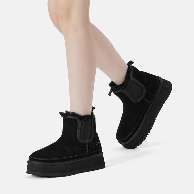 De Shoveler Boots combineren de geliefde Chelsea-stijl met de trendy platformzool, vervaardigd van duurzaam koeiensuède voor een verfijnde en moeiteloze look. Met hun pluizige voering van schapenwol garanderen ze winterwarmte en combineren ze functionaliteit en stijl moeiteloos.