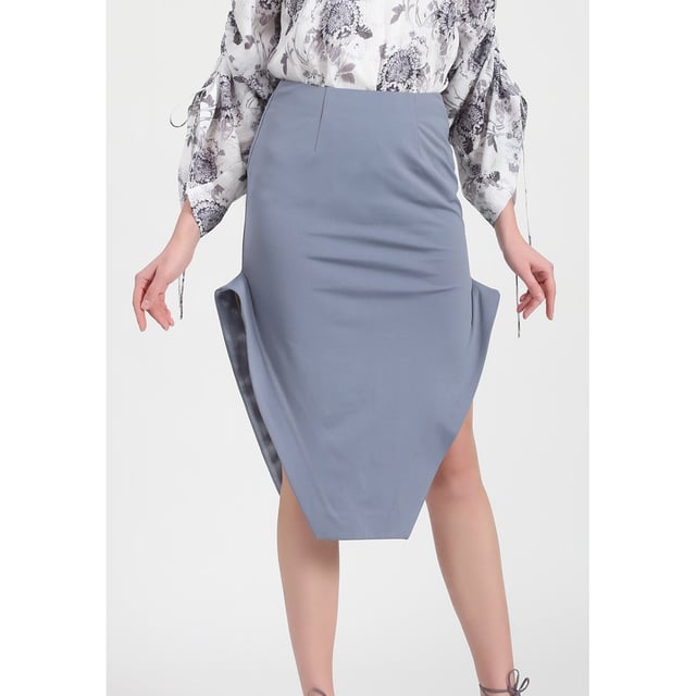 Een verleidelijke snit, dit stuk biedt openingen aan de zijkanten subtiel de benen onthullen. High-end afwerkingen met satijnen versieringen door de zoom verbeterd met gouden vooringenomenheid. Combineer met een shirt of blouse voor een verfijnde look.
• Vorm: potlood met ruches die aan de zijkanten opduiken
• Lengte: 75 cm
• Invisible Zipper Center Back