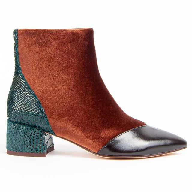 Women's ankle boots with heel. Comfortable fit. Cushioned natural leather insole. Manufactured by other brands for our brand. Approximate measurements: 6 cm heel, 14 cm high and 10 cm wide.