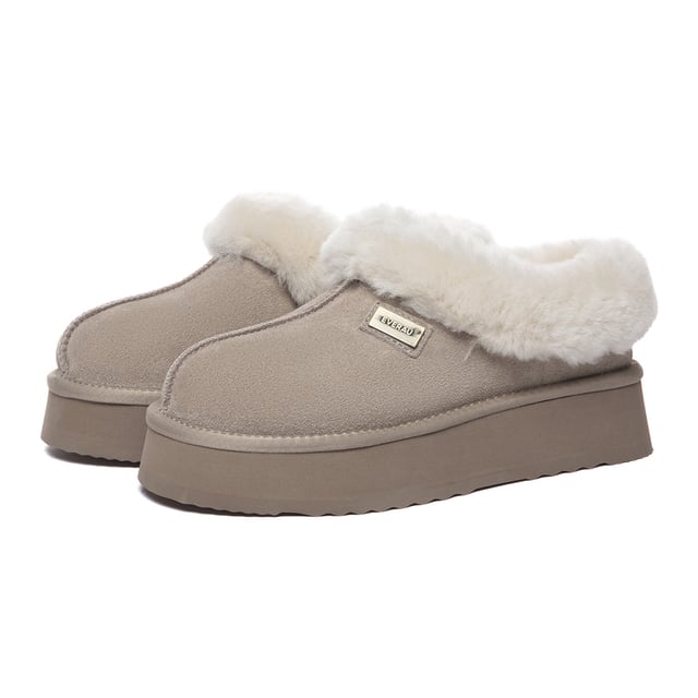 Mantente cómoda y elegante con las eternas zapatillas al tobillo Topknot, el esencial calzado de útlima moda con un moderno diseño de plataforma. Confeccionadas en cinco elegantes opciones de color, estas zapatillas envuelven tus pies en lujosa lana de oveja, ofreciendo un confort irresistible. Completadas con un mullido cuello de lana en el tobillo, su encanto perdurable garantiza que se mantengan de moda en todas las temporadas.
