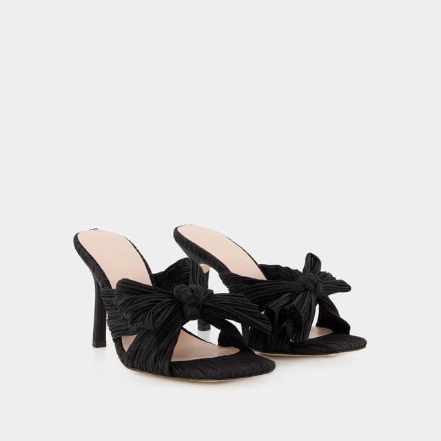 ¿Mules de terciopelo con un gran lazo en la parte delantera? El zapato de princesa por excelencia Póntelos con unos vaqueros anchos o un vestido largo.