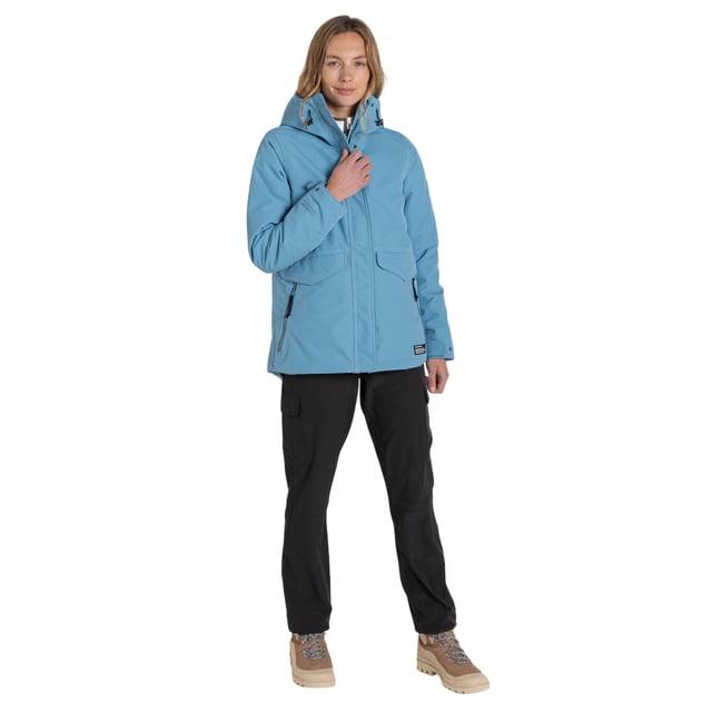 Yttre material: 100% Polyester. Skal: TPU-membran. Fyllningsmaterial: 100% Polyester. Tyg: Dubbla lager. Fyllning: Isolerad. Foder: Taffeta. Design: Badge, broderad, logotyp. Tygteknik: Aqua Dry, Andningsbart, CO2 Renu Technology, Thermo Pro, Vattentätt, Vindavvisande. Manschett: Justerbar, knopp. Justerbar midja, skurna kanter, invändig dragsko. Halsringning: Huva. Ärmtyp: Långärmad. Funktioner i huva: Dragsko, påsydd. Fickor: 1 säkerhetsficka, blixtlås, 2 framfickor, lockstängning, 2 blixtlåsförsedda fickor, vattentäta. Fästanordning: Hel dragkedja, stormfläns. Vattentäthetsgrad: 25000 mm. 25000g/m²,/24 timmar. Värmeindex: 2. Hållbarhet: Tillverkad av återvunnet material. 8 UK: 33 tum. 10 UK: 35 in. 12 UK: 37,5 tum. 14 UK: 40 in. 20 UK: 47,5 tum 18 UK: 45 tum. 16 UK: 42,5 tum
