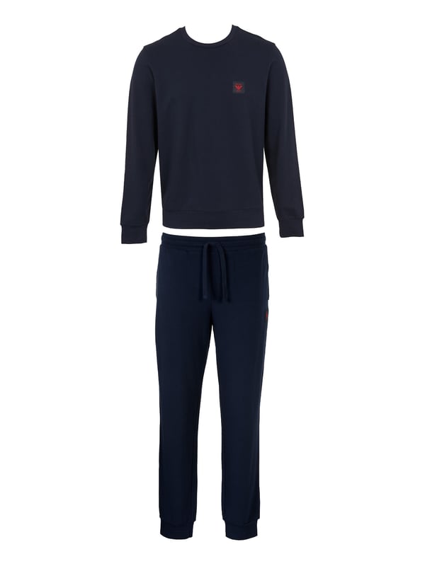Exklusives Herren-Jogginganzug-Set von Emporio Armani bestehend aus einem Sweatshirt mit klassischem Rundhalsausschnitt und einer Trainingshose mit elastischem Taillenbund und Tunnelzug. Die Hose verfügt über ein gerades Bein und seitliche Eingrifftaschen für zusätzlichen Komfort. Beide Teile sind mit dezenten Label-Details versehen und bieten einen Regular Fit für eine bequeme Passform. Dieses hochwertige Set vereint Stil und Funktionalität und ist ideal für sportliche Aktivitäten oder entspannte Tage. Sie werden von der Qualität und dem Design begeistert sein.