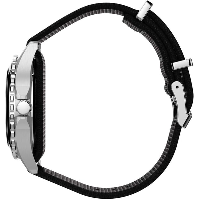 Diese Timex Navi Analog-Uhr für Herren ist das perfekte Zeitmesser, das Sie tragen oder verschenken können. Das silberne, 41 mm große Gehäuse in Kombination mit dem bequemen schwarzen Stoffarmband sorgt dafür, dass Sie dieses atemberaubende Zeitmesser ohne Kompromisse genießen können. Angetrieben von einem hochwertigen Quarzwerk und wasserdicht bis 10 bar, wird Ihre Uhr ständig ticken. Elegantes, sportliches und modernes Design, perfekt für Männer und ausgestattet mit einer drehbaren Lünette - Die Uhr hat eine Funktion: Leuchtzeiger, leuchtende Zahlen. Hochwertiges 21 cm langes und 19 mm breites schwarzes Stoffband mit einer Schnalle. Gehäusedurchmesser: 41 mm, Geäusedicke: 12 mm, Gehäusefarbe: Silber und Zifferblattfarbe: Schwarz.