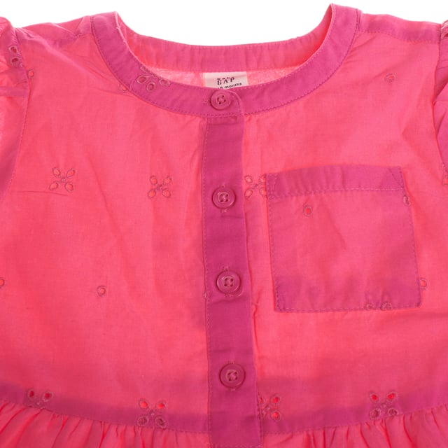 Children's dress for girls with a delicate and charming design, perfect for special occasions.

 It has a round neckline with button closure at the front, making it easy to put on.

 Short elasticated sleeves give it a feminine, fitted look, while embroidered details throughout the garment add texture and elegance.

 It includes a small chest pocket and a decorative embroidered hem at the bottom, which completes its style.

 Ideal for keeping little ones comfortable and looking adorable and refined.
 Composition: Exterior: 100% Cotton; Interior: 100% Cotton; Embroidery: 100% Polyester
 Care:
- Machine wash max. 30ºC..
 - Use similar colors in the wash.
 - Avoid the use of bleaches.
 - Dry at low temperature.
 - Iron at low temperature.
 - Do not dry clean.