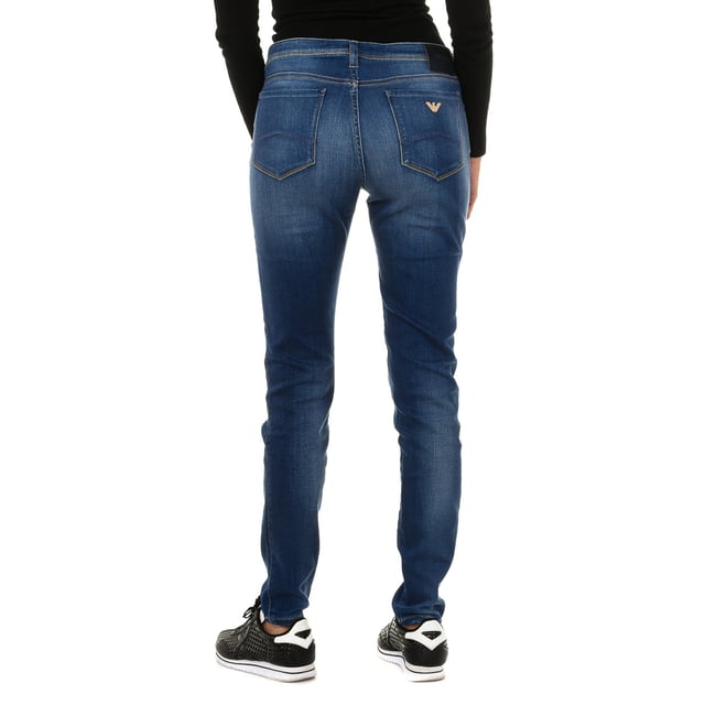 Lange jeans.
 Kleur blauw
 Riem met riemlussen.
 Rits- en knoopsluiting aan de voorkant.
 Twee zakken aan de voorkant en een minizakje.
 Twee zakken op de achterkant met het metallic logo.
 Stretchstof.
 Geweven effect.
 Bijpassende zichtbare naden.

 Samenstelling:
 43% Viscose - 33% Katoen -17% Lyocell - 5% Polyester - 2% Elastaan.

 Wasvoorschriften:
 - Maximaal wassen op 30ºC.
 - Strijken op gemiddelde temperatuur, max. 110 ° C.
 - Je kunt een droger gebruiken.
 - Gebruik geen bleekmiddel.
 - Kan niet chemisch gereinigd worden.
 Samenstelling: 43% viscose, 33% katoen, 17% lyocell, 5% polyester, 2% elastaan
 Onderhoud:
- Maximaal wassen op 30ºC.
 - Strijken op gemiddelde temperatuur, max. 110ºC.
 - Je kunt een droger gebruiken.
 - Geen bleekmiddel gebruiken.
 - Kan niet chemisch gereinigd worden.