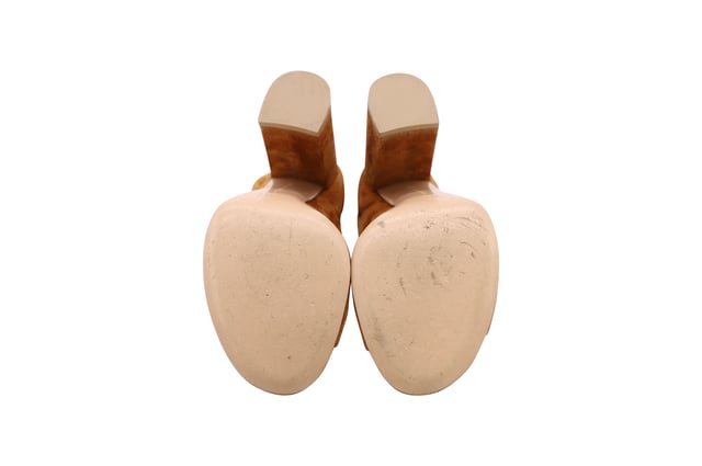 VINTAGE, RRP AS NEW
Infuse your summertime edit with bold 1980s-inspired glamour with these ankle boots from Gianvito Rossi. Crafted from soft beige suede, they are finished in an open-toe design with a lace-up cut-out detail. Set on a mid-height block heel, they are best worn with a midi skirt or classic jeans.

Gianvito Rossi Brooklyn Peep-Toe Ankle Boots in Brown Suede
Condition: excellent
Sign of wear: light wear on soles
SKU: 123962   
Size: US8.5
Material: suede