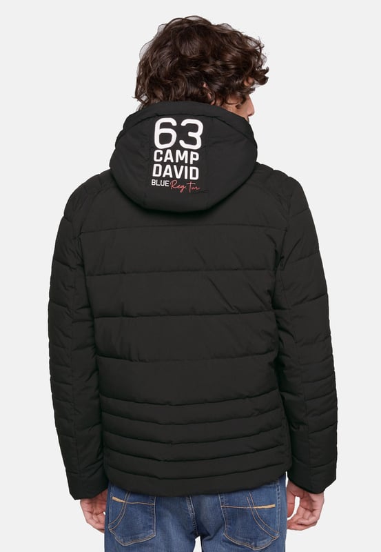 Voor een coole ski-look is deze winterjas voor heren van CAMP DAVID precies wat je zoekt. De jas heeft smalle stiksels op de mouwen, schouders, zijkanten en zoom, wat voor een sportief accent zorgt. Een opvallend artwork met logoborduurwerk siert de voorkant van de jas. De jas heeft een afneembare capuchon met een gezellige teddyvoering, een opvallende logotape en verder artwork. Ook heeft de jas neopreen details op de ritssluiting aan de voorkant en de ritszakken.