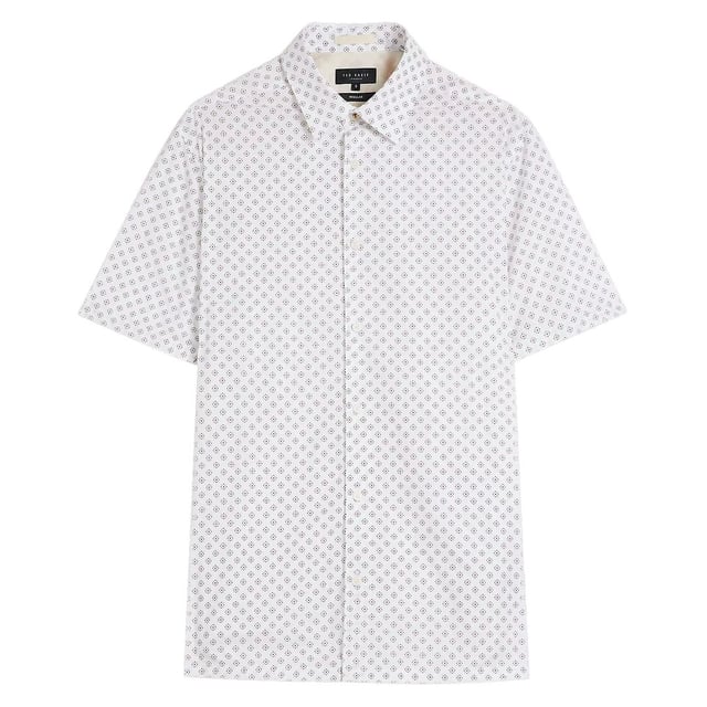 Het Ted Baker Forter Men's White Geo Print Shirt is een stijlvol en eigentijds stuk dat modern design naadloos combineert met Ted Baker's kenmerkende aandacht voor detail. Gemaakt met precisie en met behulp van hoogwaardige materialen, dit shirt is een veelzijdige keuze voor degenen die zowel verfijning en on-trend mode waarderen.

Belangrijkste kenmerken:

 Opvallende geometrische print:  Het Forter overhemd heeft een gedurfde geometrische print op een frisse witte achtergrond, die een vleugje moderne flair aan je outfit toevoegt. Het zorgvuldig samengestelde ontwerp weerspiegelt Ted Bakers toewijding aan het creëren van unieke en opvallende stukken.

 Katoenmix Comfort:  Het overhemd is gemaakt van een eersteklas katoenmix en voelt comfortabel en ademend aan. De stof voelt niet alleen zacht aan op de huid, maar zorgt ook voor comfort de hele dag door, waardoor het geschikt is voor verschillende gelegenheden.

 Modern silhouet:  Het overhemd heeft een moderne pasvorm en biedt de perfecte balans tussen een eigentijdse esthetiek en comfortabel dragen. De moderne pasvorm accentueert je silhouet en zorgt voor bewegingsvrijheid, waardoor het geschikt is voor zowel formele als casual gelegenheden.

 Contrasterende details:  Ted Bakers nauwgezette aandacht voor details is duidelijk zichtbaar in de subtiele contrasterende details, die verfijning toevoegen aan het algehele ontwerp van het overhemd. Dit doordachte kenmerk toont de toewijding van het merk aan vakmanschap van hoge kwaliteit.

 Ademende constructie:  De katoenmix zorgt voor ademend vermogen, waardoor het Forter overhemd comfortabel is om te dragen in verschillende seizoenen. Dit maakt het een veelzijdige garderobe voor het hele jaar door.

Samengevat is het Ted Baker Forter herenoverhemd met witte geoprint een statement stuk dat modern design moeiteloos combineert met tijdloze elegantie. Met zijn opvallende print, comfortabele stof en veelzijdige stylingopties is dit overhemd een must-have voor wie op zoek is naar een verfijnde maar eigentijdse look.