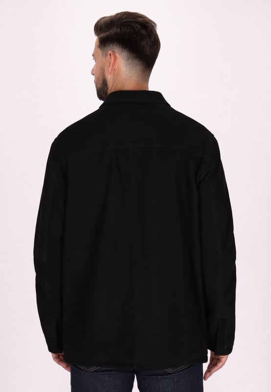 Ontdek het ultieme jack voor elke dag, ontworpen met een klassieke kraag en lange mouwen. Deze losse snit heeft functionele zakken, één op de borst en grotere zakken onderaan. De button-down voorkant zorgt voor een elegante afwerking. Dit tijdloze jack is gemaakt van premium geitensuèdeleer en is perfect voor elke gelegenheid.  Jas