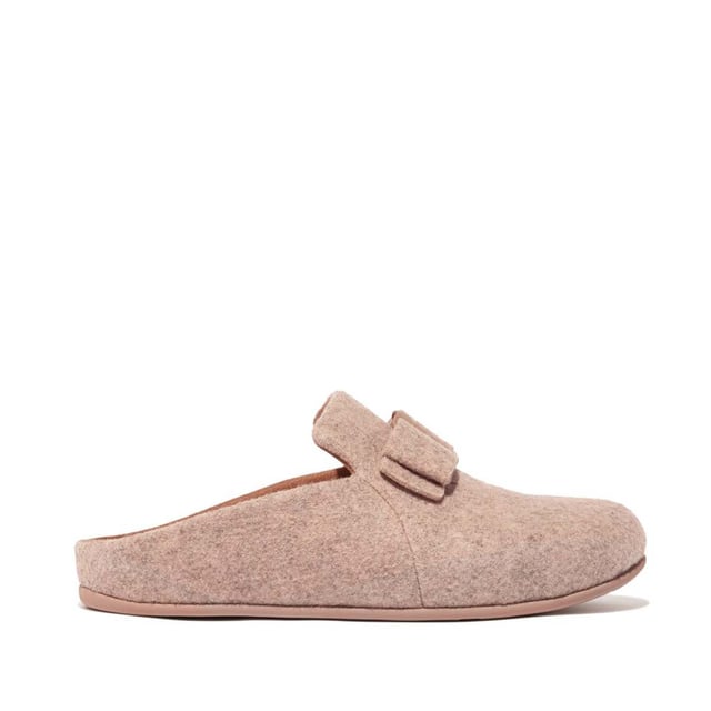 Damespantoffels Fit Flop Chrissie II Haus e01 Bow Vilt in Beige Dames Fit Flop Chrissie II Haus e01 Bow Felt Slippers in beige.- Polyester.- Slip on sluiting.- Impact kussens voor en achter.- Verfijnd loafer-geïnspireerd silhouet.- Ergonomisch geoptimaliseerd Microwobbleboard tussenzolen.- Ultraslanke iQushion™ tussenzolen.- Rubberen zool.- Ref: GN9137