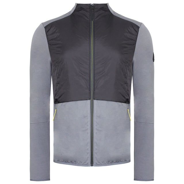 La chaqueta gris Hackett Aston Martin Racing Cool Down para hombre es una prenda exterior deportiva y con estilo que combina la elegancia de Hackett London con la herencia de competición de Aston Martin. Esta chaqueta está cuidadosamente diseñada para proporcionar comodidad, funcionalidad y un toque de sofisticación para diversas ocasiones. Estas son las principales características de esta excepcional chaqueta gris:

 Material de primera calidad:  Confeccionada con un tejido de alta calidad, esta chaqueta ofrece comodidad y durabilidad. Suele estar confeccionada con una mezcla de poliéster y otros materiales, lo que garantiza una construcción ligera pero robusta.

 Colaboración con Aston Martin Racing:  Esta chaqueta forma parte de la colección Aston Martin Racing, una colaboración entre Hackett London y la emblemática marca automovilística británica Aston Martin. Refleja la herencia de las carreras y el estilo asociado a Aston Martin.

 Color gris: La chaqueta se presenta en un versátil y deportivo color gris. El gris es una elección popular para prendas exteriores deportivas e informales debido a su capacidad para complementar una amplia gama de atuendos.

 Diseño deportivo:  El diseño de la chaqueta se inspira en el mundo del motor. Suele llevar una marca llamativa, gráficos inspirados en las carreras y detalles que rinden homenaje al legado de Aston Martin en el mundo de la competición.

 Cierre de cremallera: La parte delantera de la chaqueta está equipada con un cierre de cremallera completa, que permite ponérsela y quitársela fácilmente y regular la temperatura.

 Bolsillos funcionales:  La chaqueta incluye a menudo prácticos bolsillos, como bolsillos con cremallera en los laterales, que proporcionan un espacio de almacenamiento seguro para pequeños objetos esenciales o para mantener las manos calientes.

 Cuello y puños acanalados:  La chaqueta puede presentar cuello y puños acanalados, que no solo contribuyen a la estética deportiva, sino que también ayudan a sellar el aire frío y proporcionan un ajuste cómodo.