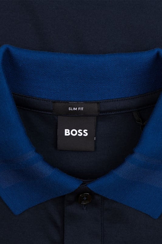 Boss H-phillipson 117 Polo Shirt Dark Blue
A slim-fitting polo shirt that featuring stripes on the collar and a mercerised finish for extra softness. This is an effortless to style piece and a must-have for all occasions.

Slim fit
Polo collar
Number of buttons: 2
Short sleeves
Flat-knit cuffs
Quality: 100% Cotton
Style - 50521127