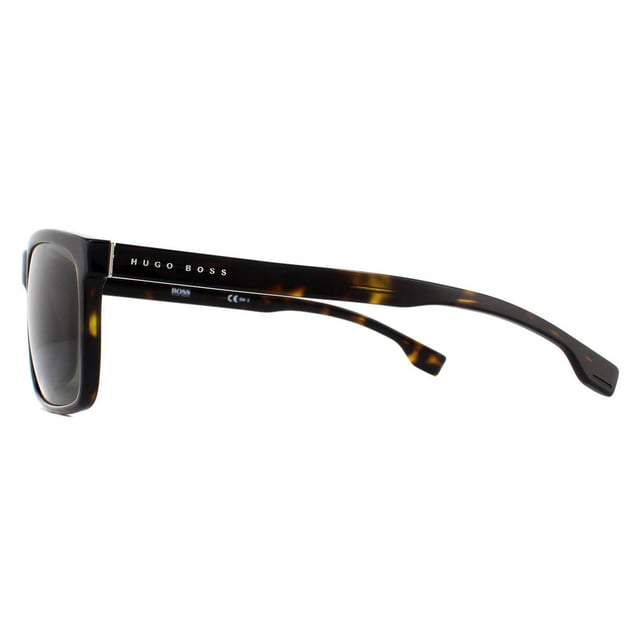Hugo Boss 1036 / S 086 QT Dark Havana Green Sonnenbrille ist ein einfacher und anspruchsvoller rechteckiger Stil für Männer. Hergestellt aus leichtem Acetat, sind sie bequem und einfach zu tragen. Das Hugo Boss-Logo auf jedem Tempel bietet Markenerkennung.