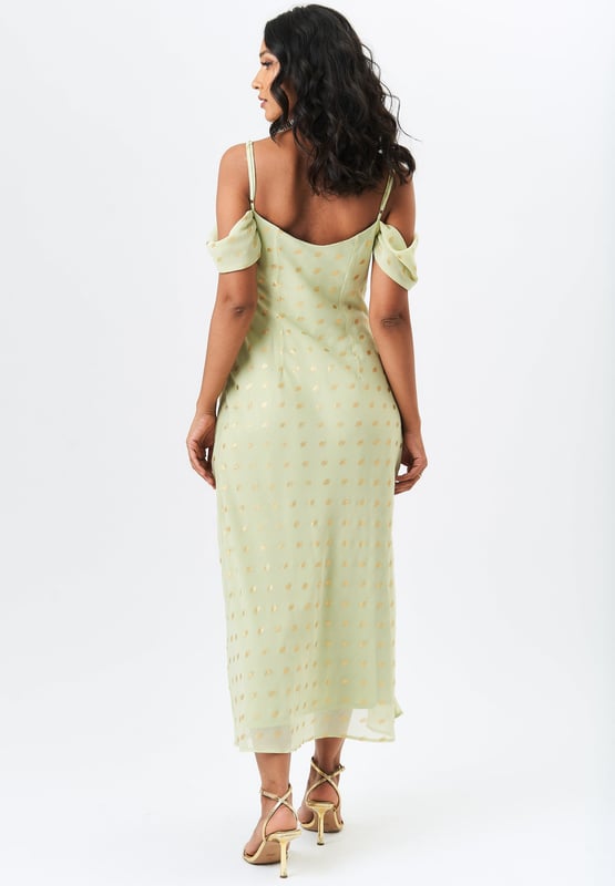 La elegancia se une a la comodidad con nuestro vestido largo metalizado con mangas caídas y cuello vuelto. El rico color negro, el diseño de cuello vuelto y las mangas caídas brindan el equilibrio perfecto entre moda y comodidad. Siéntete segura y elegante en cualquier evento con este vestido imprescindible.