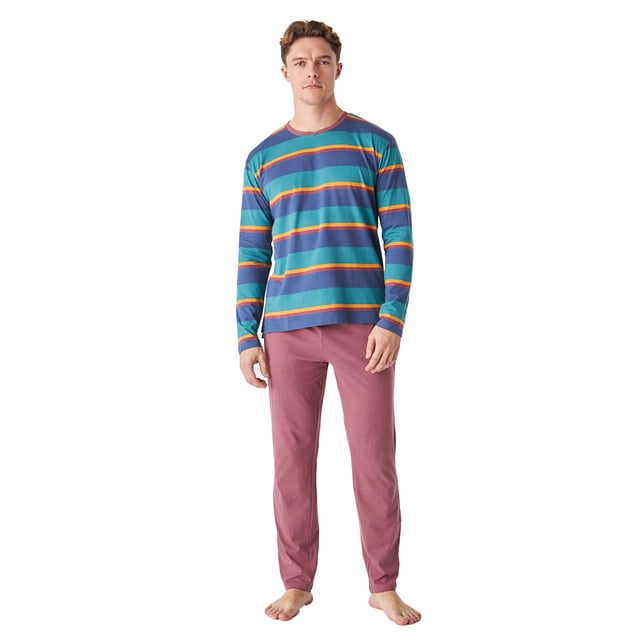 Eleva tu confort nocturno con nuestra pijama de algodón para caballero, diseñada para brindarte una experiencia de descanso inigualable.

La camiseta cuenta con mangas largas que ofrecen calidez y comodidad, ideales para las noches frescas.

El pantalón incluye prácticos bolsillos laterales, perfectos para llevar pequeños objetos, y una cintura elástica regulable con cordón que asegura un ajuste personalizado y cómodo.

Confeccionada en suave algodón, esta pijama combina funcionalidad y estilo, convirtiéndola en la opción perfecta para tus momentos de relax en casa. 

Disfruta de una noche de descanso reparador y despierta renovado cada mañana. ¡Haz de tu rutina nocturna un verdadero placer!
 Composición: Camiseta: 100% Algodón, Pantalón: 100% Algodón
 Cuidados:
- Lavar en máquina máx 30ºC.
- Centrifugado corto.
- No usar secadora.
- Planchar máx 110ºC.