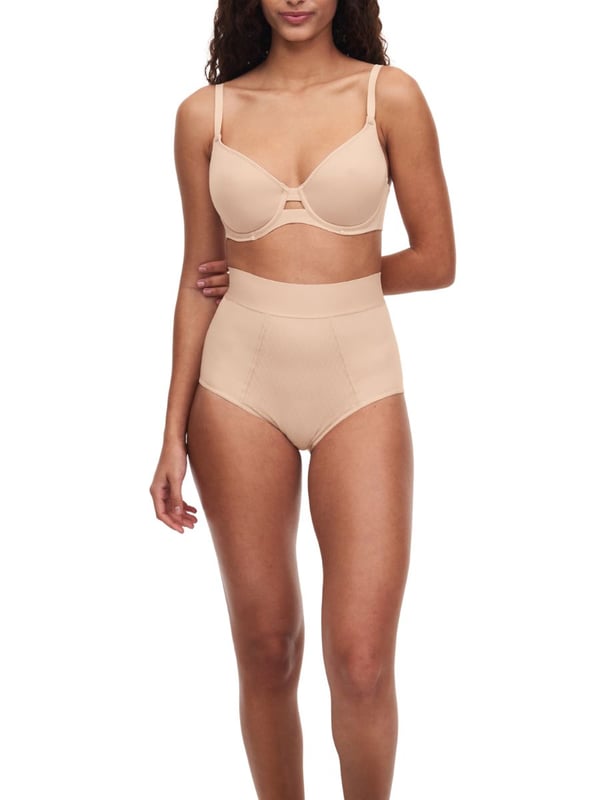 Chantelle Smooth Lines Covering Spacer Bra. With geometric lines, breathable spacer fabric cups and a seamless finish. Double lined. Product is made of 79% Nylon, 21% Elastane and is hand-wash only.