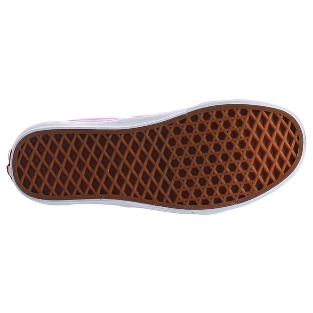 Vans Era Dames Roze Plimsolls Deze plimsolls combineren een tijdloos ontwerp met een levendige roze kleur om overal een statement te maken.
Deze schoenen zijn met oog voor detail gemaakt en hebben een bovenwerk van stevig canvas dat zowel duurzaam als ademend is. De roze kleur voegt een speels en vrouwelijk tintje toe, waardoor deze schoenen een opvallende keuze zijn voor elke casual outfit.
De Vans Era plimsolls hebben een laag silhouet en een vetersluiting voor een stevige en verstelbare pasvorm. De gewatteerde kraag en binnenzool met kussentjes zorgen de hele dag door voor comfort, zodat je met gemak en vertrouwen kunt lopen.
Met hun veelzijdige ontwerp passen deze sandalen moeiteloos bij verschillende looks. Combineer ze met jeans en een T-shirt voor een relaxte weekendstijl of kleed ze aan met een rok of jurk voor een speels en trendy ensemble.
Het iconische Vans-logo op de zijkant en de kenmerkende wafelzool voegen een vleugje authenticiteit toe en verbeteren de tractie, wat zorgt voor betrouwbare grip op verschillende ondergronden. Deze plimsolls zijn ontworpen om bestand te zijn tegen dagelijkse slijtage en bieden tegelijkertijd een stijlvolle en comfortabele ervaring.
Verhoog je sneaker game met de Vans Era Women's Pink Plimsolls. Ervaar de perfecte mix van mode en comfort waar Vans bekend om staat. Of je nu door de stad slentert of rondhangt met vrienden, deze gympies worden zeker jouw keuze voor een coole en trendy look. Stap in stijl en omarm de levendige charme van deze iconische roze instappers.