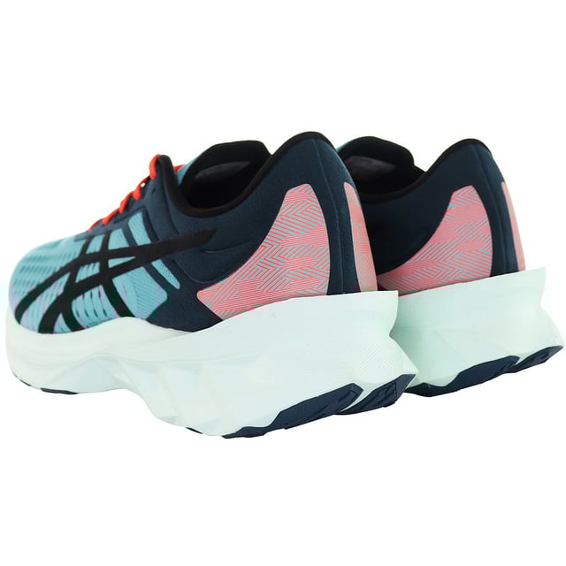 Zapatillas Asics Novablast SPS para hombre en azul: una mezcla dinámica de innovación y estilo para el corredor moderno. Con un énfasis en la amortiguación de respuesta y un diseño elegante, estos entrenadores están diseñados para elevar su experiencia de correr.

Características principales:

 Entresuela FlyteFoam Blast:  Es probable que las Novablast SPS incorporen la tecnología FlyteFoam Blast de Asics en la entresuela. Este material ligero y sensible proporciona un excelente retorno de energía, haciendo que cada zancada sea más cómoda y eficiente.

 Parte superior transpirable:  Las zapatillas están equipadas con una parte superior transpirable, que favorece la ventilación y ayuda a mantener los pies frescos durante las carreras. Esta característica es crucial para la comodidad, especialmente durante los entrenamientos más largos.

 Diseño de talón elevado:  La serie Novablast suele incorporar un diseño de talón elevado que favorece un movimiento de balanceo hacia delante, mejorando tu ciclo de marcha natural y proporcionando una experiencia de carrera más eficiente.

 Detalles reflectantes:  La seguridad se prioriza con detalles reflectantes incorporados en el diseño. Tanto si corres con poca luz como si lo haces a primera hora de la mañana o al atardecer, estos detalles mejoran la visibilidad.