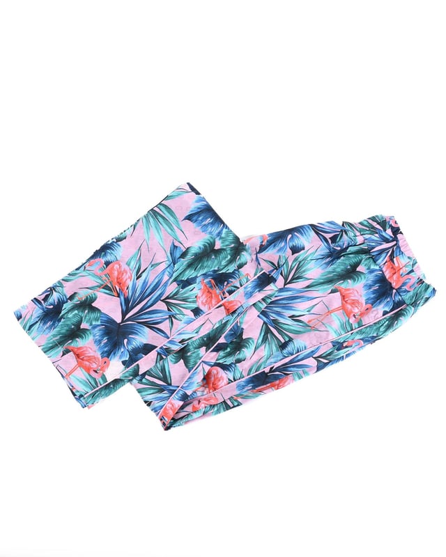 Pijama de seda pura con estampado de flamencos  
Hecho en colaboración con The Webster Miami  
Incluye pantalones largos suaves y una elegante camisa de manga larga con botones  
100% seda  
Hecho en Italia  
Perfecto para un look lujoso y refinado  
SEDA