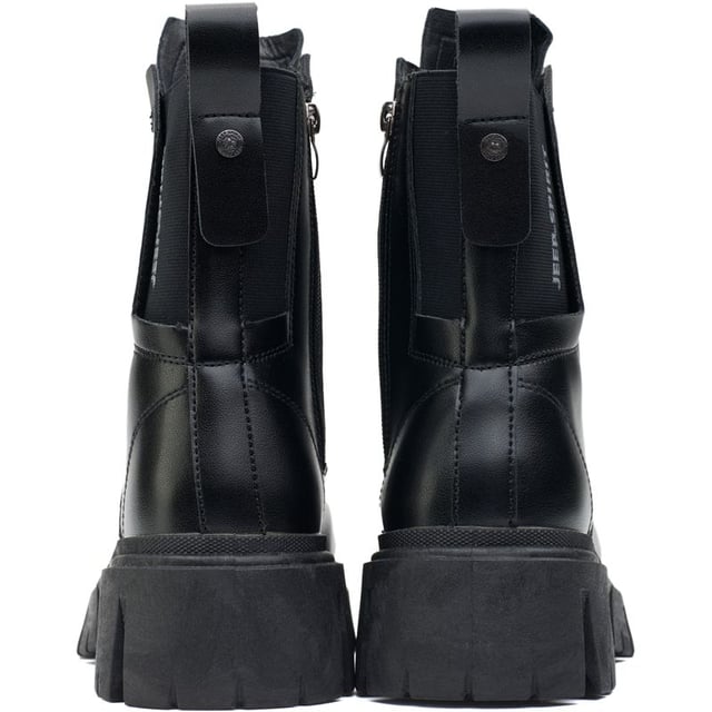 Elegantes, con estilo y resistentes, los botines Jeep Spirit Blaster Lace revolucionarán tu guardarropa. Estas atrevidas botas negras cuentan con un frente con cordones y ojales en tono bronce, un refuerzo elástico en la parte posterior para una comodidad fácil de poner y una presilla en el talón que las hace muy fáciles de poner. Elaboradas con una parte superior duradera y pulida y una suela de goma resistente, seguirán el ritmo de tu estilo de vida en movimiento y llamarán la atención con su estilo militar y de motociclista chic.
