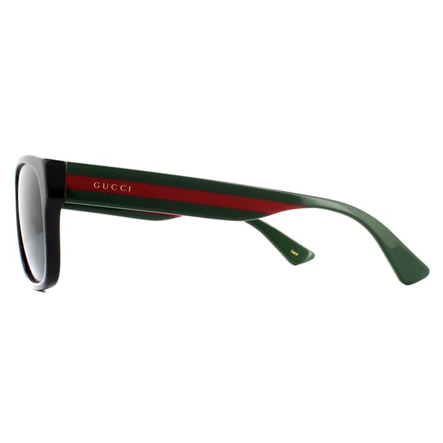 Las gafas de sol Gucci GG0341S 001 Black Green Red Gray son un modelo rectangular sencillo y elegante para hombre con patillas a rayas verdes y rojas y el logotipo de Gucci en la bisagra. Favorecedoras y versátiles, son perfectas para cualquier ocasión y se adaptan a la mayoría de formas de rostro.