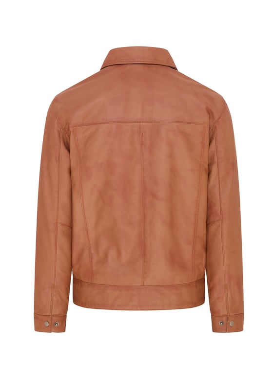 Esta chaqueta Harrington es un diseño atemporal que recuerda a la era de los moteros de los años 50. Presenta un cuello camisero clásico y dos bolsillos para las manos en la cintura para un look limpio y clásico. Disponible en negro, tostado y marrón castaño oscuro, esta chaqueta se puede combinar con una variedad de atuendos y es la opción perfecta para salir de noche. Con un interior de satén de primera calidad y un cuerpo de cuero napa elaborado con cariño, esta cómoda Harrington es un testimonio del hecho de que, a pesar de la variedad de modas y gustos, algunas prendas están hechas para ser básicas en tu guardarropa. • 100 % cuero napa ultra suave de primera calidad. • Dos bolsillos en ángulo en la cintura • Cuello camisero clásico • Bolsillos integrados en el forro de la chaqueta • Cierre de cremallera YKK