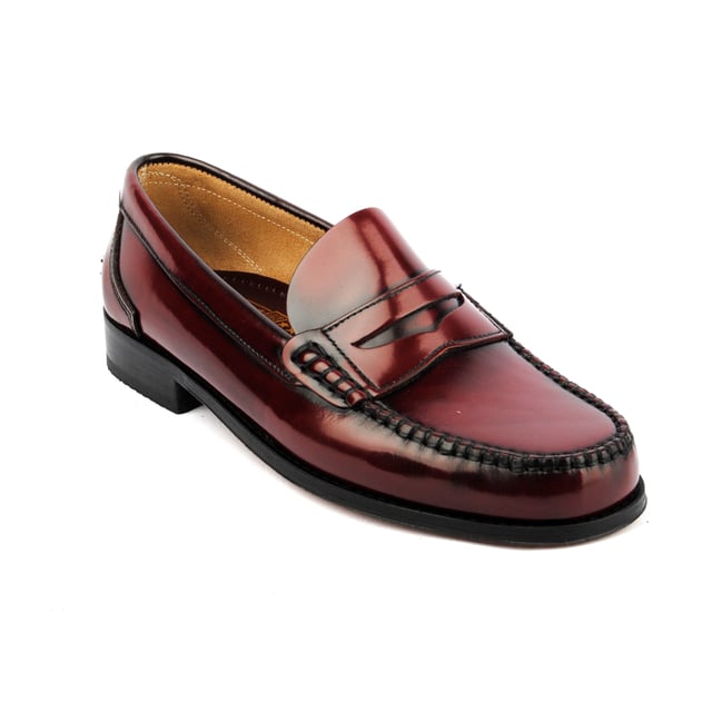Nuestros Loafer siempre se diferencian del resto de la competencia… y en esta ocasiOn lo logramos de dos modos. En primer lugar  el Sotoalto Royal Flex estA cosido a mano y su piso es de cuero, pero utilizamos un cuero flexible, algo que dificilmente