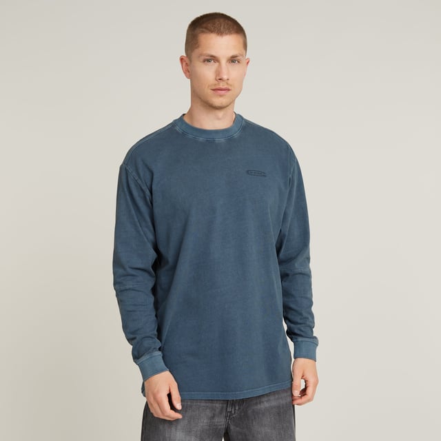 G-Star RAW Pigment Dye Loose T-Shirt Ribbed neckline. Shaped seams at the elbow. Ribbed cuff. G-Star RAW print at the chest. No closure. Long sleeve T-shirt Pigment Dyed offers a loose fit. The round neck is finished with a ribbed edge alike the cuffs. A diagonal seam at the elbow adds shape. At the chest a G-Star RAW print is set. 100% Organic cotton. Built-in stretch. Jersey knit. Loose