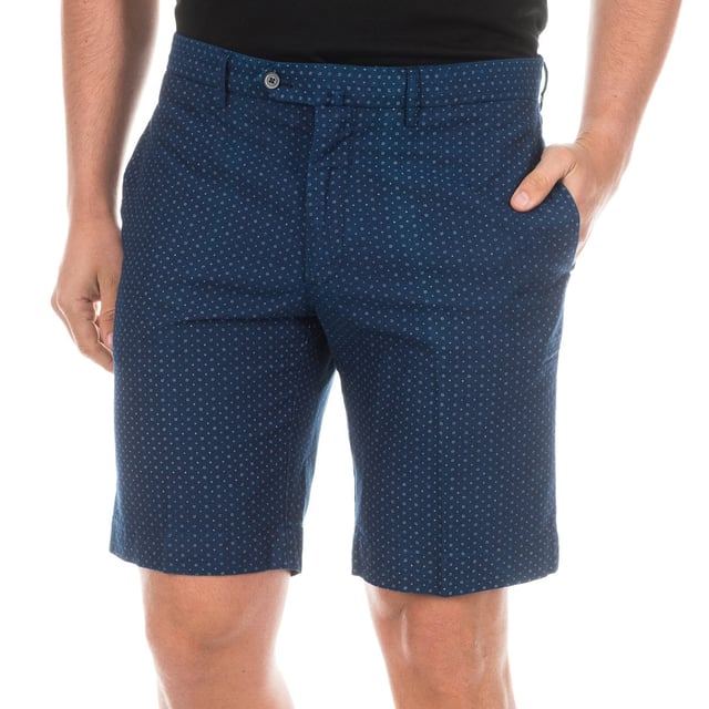 Bermudas tejanas.
Color Azul oscuro.
Cierre de botones y cremallera.
Dos bolsillos abiertos en los laterales.
Dos bolsillos con cierre de botón, en la parte trasera.
Cinturilla con trabilla para el cinturón.
Bajos con corte recto.
Costuras vistas a tono.

Composición:  100% Algodón.

Lavar a máx. 30ºC.
- No usar lejía.
- Planchar a temperatura baja.
- Admite limpieza en seco.
- No usar secadora.