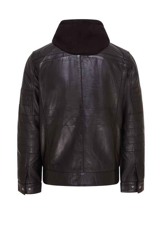 Una actualización moderna de la clásica chaqueta de motociclista, esta pieza combina estilo y funcionalidad. Confeccionada en cuero Nappa ultra suave, presenta detalles acolchados en los hombros y la parte superior del pecho para una apariencia elegante y contemporánea. Diseñada con versatilidad en mente, viene con un forro polar extraíble y una capucha ajustable, lo que la hace adecuada para todas las estaciones. Con cuatro bolsillos exteriores con cremallera para un almacenamiento seguro y dos bolsillos interiores adicionales, esta chaqueta es práctica y elegante. Ya sea para una salida informal o para usar en capas para el clima más frío, es fácil ver por qué esta chaqueta es una de las favoritas actuales. 100% cuero Nappa ultra suave de primera calidad Forro polar extraíble y capucha ajustable para usar en todas las estaciones Detalles acolchados en los hombros y la parte superior del pecho para un estilo adicional Cuatro bolsillos exteriores con cremallera para un almacenamiento seguro Dos bolsillos interiores para mayor comodidad Versión elegante y moderna de la clásica chaqueta de motociclista