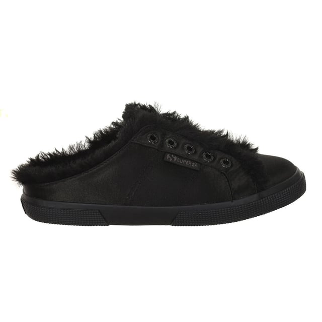 Zapatillas deportivas.
Puntera redonda.
Ojales sin cordones en frontal.
Forro interior de pelo sintético muy suave.
Suela de goma personalizada por la marca.
Estilo sabot.
Tejido satén.
Costuras vistas a tono.

Superga debe su reputación a sus famosas zapatillas de tenis en tela. Utilizadas en su origen en las competiciones de tenis, muy pronto fueron adoptadas en todos los vestuarios. Cómodas y ligeras, estas zapatillas de tenis intemporales han pasado de una generación a otra sin problemas. La colección Superga ha ido creciendo y actualmente va dirigida tanto a mujeres como a hombres y niños.
 Composición: Exterior: Sintético; Interior: Textil; Suela: Sintético.
 Cuidados:
Limpiar con un paño húmedo.