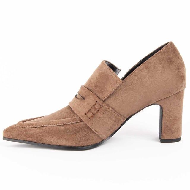 Schoenen met hoge hakken voor dames. Comfortabele pasvorm. Gevoerde binnenzool van natuurlijk leer. Gemaakt door andere merken voor ons merk. Afmetingen bij benadering: hak van 8 cm.